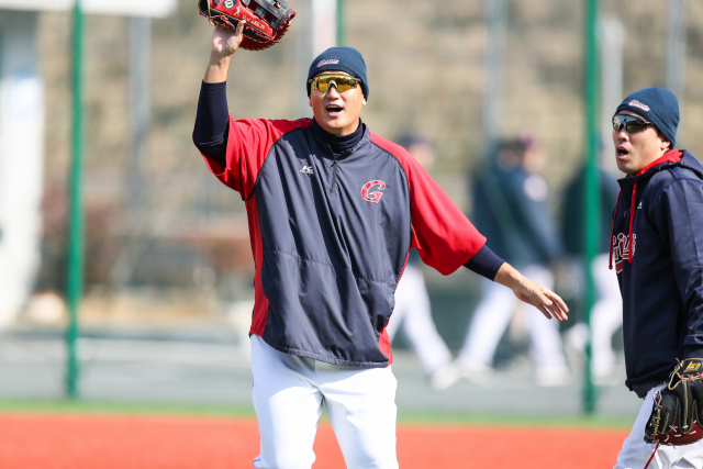 롯데 자이언츠 내야수 이대호가 11일 롯데 스프링캠프가 열리고 있는 김해 상동야구장에서 훈련하고 있다. 윤민호 프리랜서 yunmino@