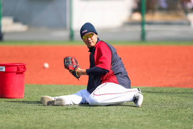 롯데 자이언츠 이대호가 11일 김해 상동야구장에서 내야 훈련을 하고 있다. 윤민호 프리랜서 yunmino@