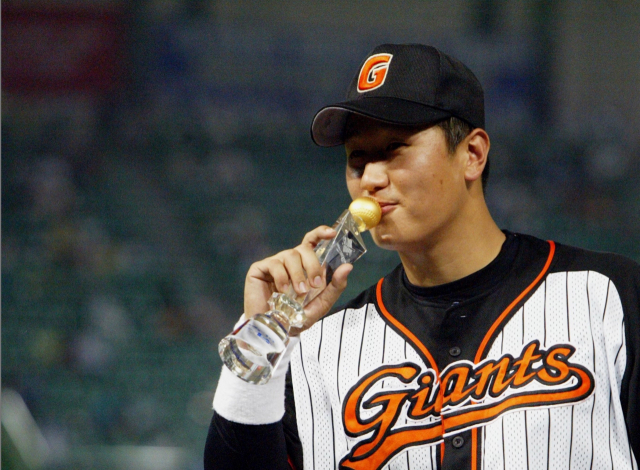 2005년 7월 16일 프로야구 올스타전에서 미스터 올스타로 선정된 롯데 이대호가 트로피에 입맞춤하고 있다. 부산일보DB