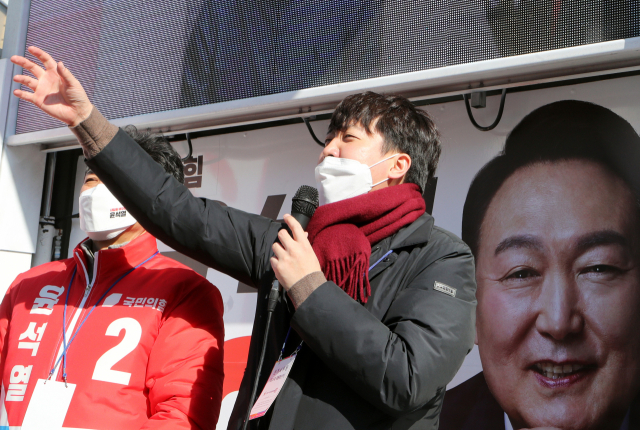 국민의힘 이준석 대표가 제20대 대선 공식 선거운동 첫날인 15일 부산 북구 구포시장 앞 거리에서 시민들에게 윤석열 대선후보 지지를 호소하고 있다. 연합뉴스