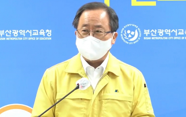 김석준 부산시교육감이 16일 오전 시교육청 브리핑룸에서 기자회견을 열고 ‘2022년 신학기 방역·학사운영 방안’을 발표하고 있다. 이대진 기자
