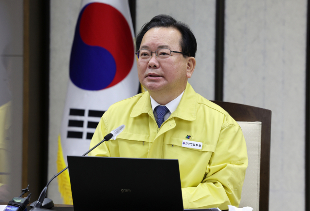 김부겸 국무총리가 23일 오전 세종시 정부세종청사에서 열린 코로나19 대응 중앙재난안전대책본부 회의를 주재하고 있다. 연합뉴스