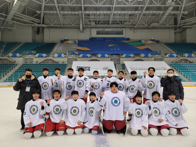 부산은 제103회 전국동계체전에서 15년 연속 종합 5위에 올랐다. 부산은 알파인스키와 크로스컨트리 종목에서 선전하며 좋은 성과를 거뒀다. 이번 대회에서 아이스하키 중등부 은메달을 차지한 JR부산대표 팀. 부산시체육회 제공