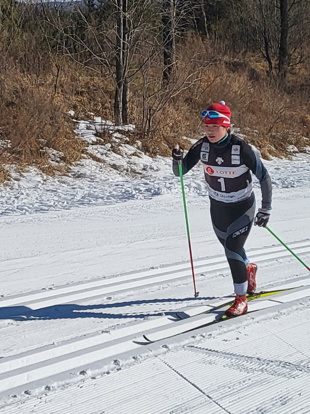 부산 스키 크로스컨트리 유망주인 허부경은 ‘마지막 언덕 오르막길엔 절대 멈추지 않는다’는 각오로 체력 훈련과 기술 훈련을 병행하고 있다. 허부경이 강원도 평창 알펜시아 리조트 크로스컨트리 코스를 스키를 타고 달리고 있다. 부산스키협회 제공