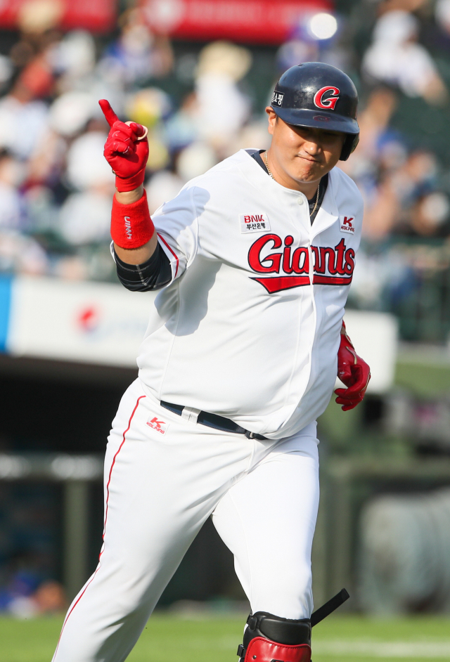 ‘조선의 4번 타자’ 롯데 자이언츠 내야수 이대호가 KBO 리그 두 번째 은퇴 투어 주인공으로 확정됐다. 이대호는 2001년 2차 1라운드로 롯데에 입단해 팀의 간판 타자로 활약했다. 이대호가 2021년 6월 삼성 라이온즈와의 경기에서 2점 홈런을 친 뒤 기뻐하고 있다. 부산일보DB