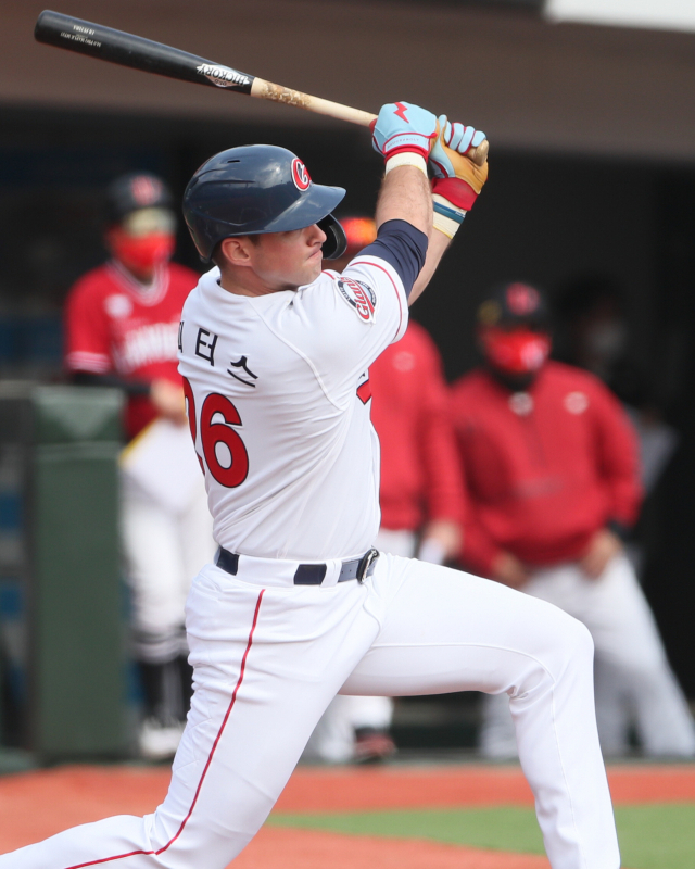 롯데 자이언츠 새 외국인 타자 D J 피터스는 2022시즌 시범경기에서 ‘파워 히터’의 면모와 함께 정확한 타격 능력을 선보이고 있다. 피터스는 올 시즌 롯데 타선의 핵심 타자로 활약할 것으로 보인다. 롯데 자이언츠 제공