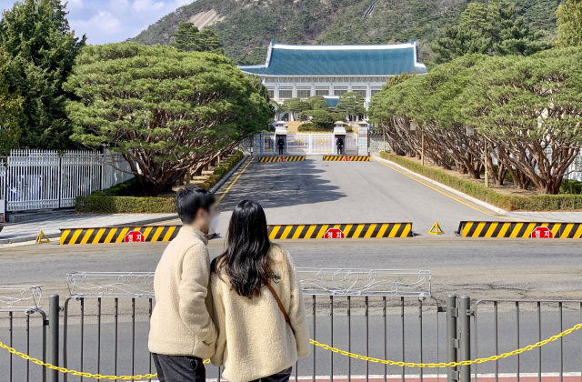 20일 오후 시민들이 청와대를 보고 있다. 이날 윤석열 대통령 당선인은 청와대 집무실을 용산 국방부로 이전한다고 발표했다. 연합뉴스