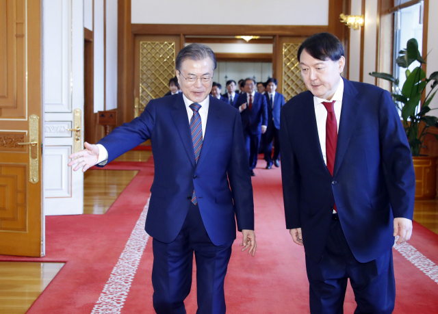 2019년 7월 25일 청와대에서 문재인 대통령과 윤석열 당시 신임 검찰총장이 ‘검찰총장 임명장 수여식’이 끝난 후 환담장으로 이동하고 있다. 연합뉴스