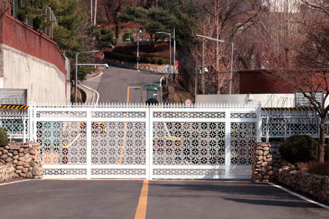 윤석열 대통령 당선인이 취임 후 임시 관저를 한남동 육군참모총장 공관을 리모델링해 마련하는 것으로 구상 중인 가운데 20일 오후 다수 공관이 들어서 있는 서울 용산구 한남동 공관 입구의 모습. 연합뉴스