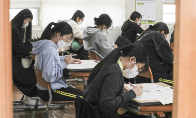 코로나 사태 이후 3년 만에 전국연합학력평가가 동시로 치러진 지난달 24일 오전 부산 동구 경남여고에서 고3 학생들이 진지한 표정으로 시험 문제를 풀고 있다. 김종진 기자 kjj1761@
