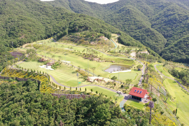 경남 양산시 능걸산 남동측 산자락 하단부에 위치한 양산 동원로얄컨트리클럽은 능걸산 줄기가 병풍처럼 휘감고 있어 예술적인 풍광을 자랑한다. 두 코스가 우람한 산세와 어우러지며 뚜렷한 특색을 보인다. 양산 동원로얄CC