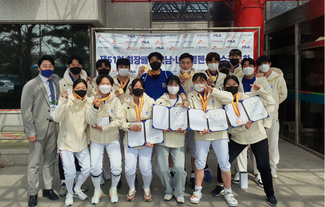 회장배 펜싱선수권대회 사브르 단체전 우승과 준우승을 차지한 동의대 펜싱부. 동의대 제공