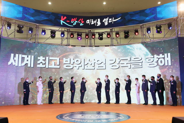 경남 창원시가 글로벌 방산도시를 선포하는 방위산업 대전환 계획을 공개하고, 누적 매출액 100조원을 달성을 선언했다. 지난해 6월 창원에서 열린 ‘2021 방위산업 부품장비대전’ 현장. 창원시 제공