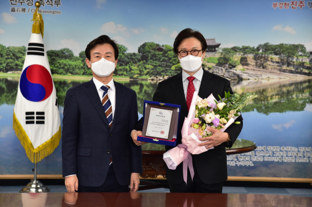 진주시는 지난 29일 (사)한국경영학회장을 지낸 이두희 고려대 교수에게 명예시민증을 수여했다. 진주시 제공