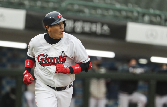 이대호는 2017년 삼성 라이온즈 이승엽에 이어 ‘KBO 리그 2호 은퇴투어’의 주인공이 됐다. 이대호는 자신의 마지막 시즌을 앞두고 예년보다 더 많은 체중을 감량해 컨디션을 조절하고 있다. 이대호는 자신의 마지막 시즌에 가을야구 진출과 한국시리즈 우승을 기대하고 있다. 연합뉴스