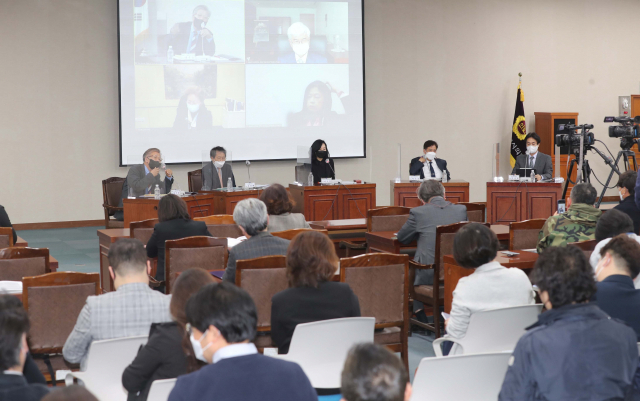 '부산오페라의 현재와 미래’를 주제로 한 포럼이 6일 오후 부산시오페라단연합회 주최로 부산시의회 대회의실에서 열렸다. 국내외 전문가들이 온오프라인으로 참여해 부산오페라하우스 개관을 앞두고 다양한 의견을 나누고 있다. 이재찬 기자 chan@