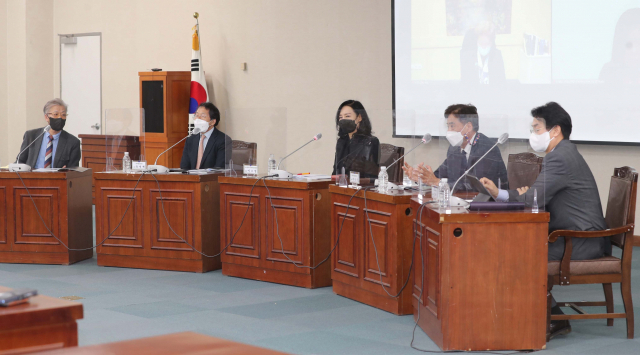 '부산오페라의 현재와 미래’를 주제로 한 포럼이 6일 오후 부산시오페라단연합회 주최로 부산시의회 대회의실에서 열렸다. 이재찬 기자 chan@