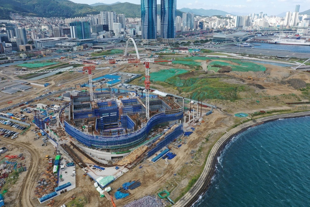 부산 북항 오페라 하우스 공사 현장. 부산일보DB