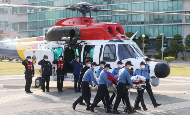 9일 오후 부산 영도구 부산해양경찰서에서 제주 마라도 해상에서 추락한 헬기에 탑승했다가 순직한 남해해경청 항공대 차주일 경사의 시신이 운구차량으로 옮겨지고 있다. 이재찬 기자 chan@