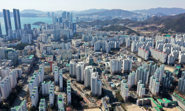 전문가들은 대체적으로 새 정부 말기에 집값이 하락할 것으로 예상했으나, 단기 상승 전망에 따라 무주택 실수요자의 매매 시기를 다르게 분석했다. 해운대신시가지 전경. 부산일보DB