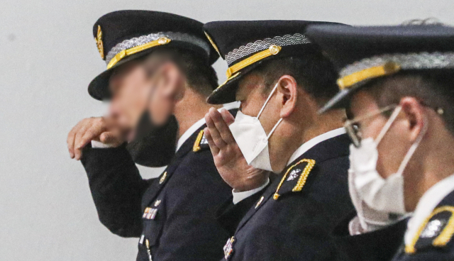 헬기 추락사고로 순직한 해양경찰관 3명의 합동 영결식이 열린 12일 오전 부산 강서구 강서체육공원 실내체육관에서 동료 경찰관이 마지막 인사를 하며 눈물을 훔치고 있다.