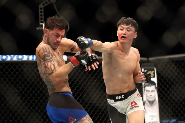 2016년 12월 캐나다 토론토에서 열렸던 UFC 206 페더급 순위결정전 최두호(오른쪽)와 컵 스완슨의 경기 장면. 연합뉴스
