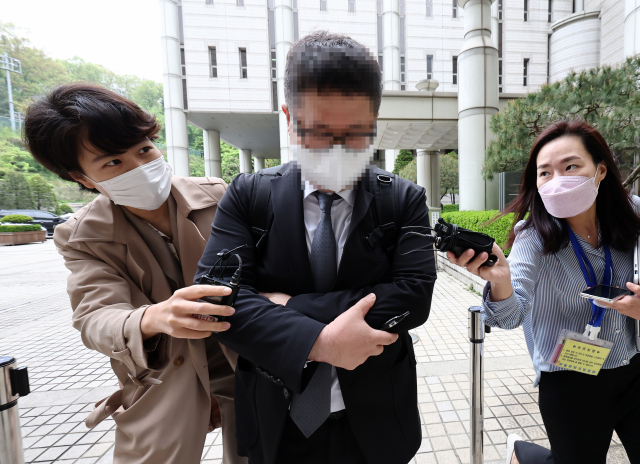 정영학 회계사가 지난 25일 서초구 서울중앙지법에서 열린 대장동 개발 로비·특혜 의혹 사건 1심 속행 공판에서 휴정 시간을 맞아 법정을 나서고 있다. 연합뉴스