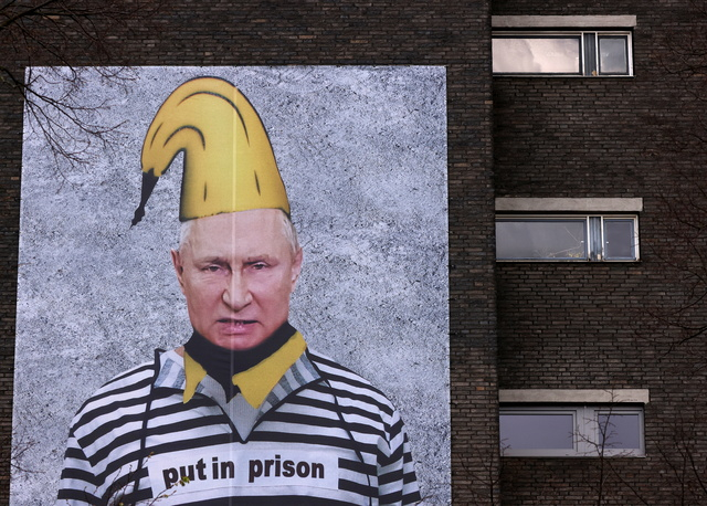 바나나 모자를 쓴 블라디미르 푸틴 러시아 대통령을 묘사한 그림이 지난 25일(현지시간) 독일 쾰른의 한 주택가 외벽에 그려져 있다. 로이터연합뉴스
