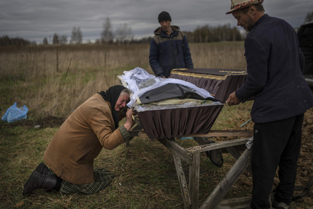 우크라이나 수도 키이우 외곽의 한 공동묘지에서 지난 16일(현지시간) 한 노인이 러시아군에 살해된 아들의 관을 앞에 둔 채 오열하고 있다. AP연합뉴스