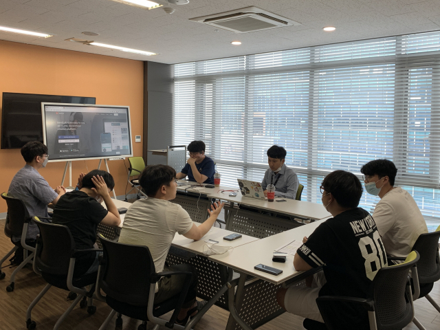 아마존웹서비스(AWS)와 부산정보산업진흥원이 공동으로 운영하는 부산 클라우드 혁신센터에서 부산 지역 스타트업 기업이 클라우드 서비스 전문 컨설팅을 받고 있다. 부산정보산업진흥원 제공