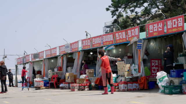 가게마다 간판이 2개씩 달린 암남공원 해녀촌. 정수원 PD blueskyda2@busan.com