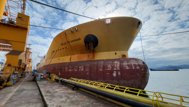 폐기물 처리 후 선사의 수리 포기로 방치된 대형 석유화학제품운반선. 스김민진 기자