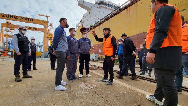 통영시 안정·황리 지역 주민들이 고위험 폐기물만 처리하고 약속 한 수리 공사 대신 해체를 위해 부산으로 떠나기로 한 2만 5881t급 석유제품운반선 ‘스톨트 그로인란드’ 출항 저지에 나섰다. 한 주민 성동조선해양 관계자들에게 부당함을 호소하고 있다. 김민진 기자