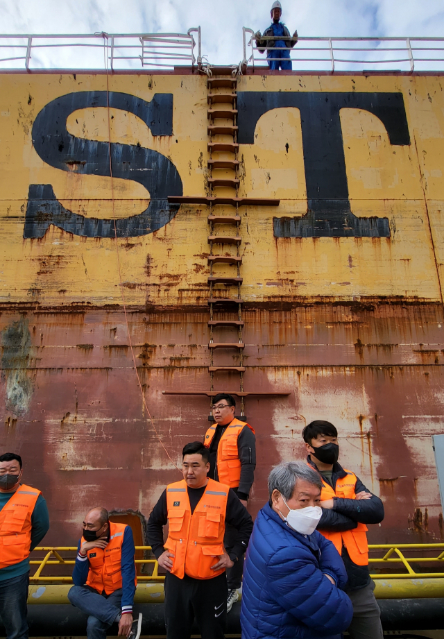 성난 주민들이 선체로 오르는 사다리를 점검하고 있다. 김민진 기자