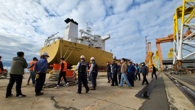 ‘스톨트 그로인란드’ 출항 저지를 위해 성동조선해양 2야드 안벽 점거에 나선 안황주민들. 김민진 기자
