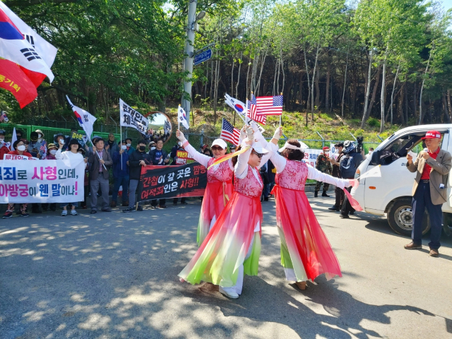 자유대한수호연합 부울경본부 회원 60여 명이 6일 오후 문 대통령의 평산마을 사저 입구에서 집회를 가졌다. 김태권 기자