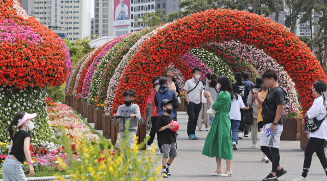 8일 부산 부산진구 부산시민공원에서 열린 봄꽃 전시회를 찾은 시민들이 다양한 봄꽃을 관람하고 있다. 위드 코로나 이후 첫 연휴를 맞아 시민공원은 휴일을 즐기려는 시민들로 붐볐다. 이재찬 기자 chan@