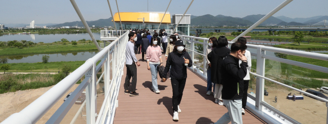 부산 북구 구포시장과 화명생태공원을 연결하는 보행교 (가칭)금빛노을브리지 준공식이 11일 오전 화명생태공원 일원에서 열렸다. 강선배 기자 ksun@