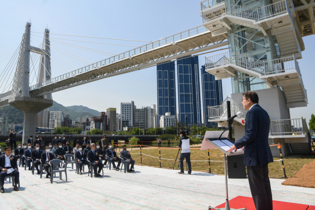 부산 구포시장과 화명생태공원을 잇는 보행교인 (가칭)금빛노을브리지 준공식이 11일 오전 화명생태공원 일원에서 열렸다. 부산시 제공