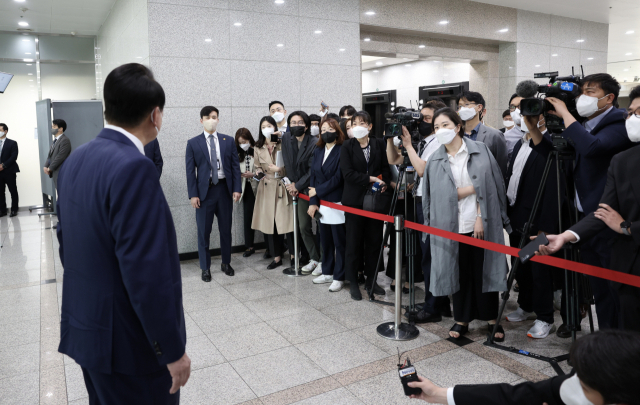 윤석열 대통령이 11일 서울 용산 대통령실 청사에 출근하며 기자들의 질문에 답하고 있다. 대통령실 제공