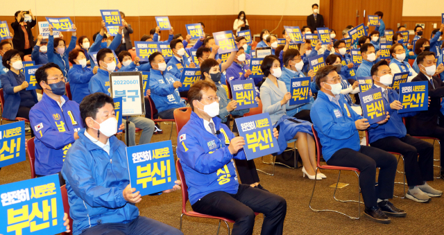 지방선거 후보 등이 ‘완전히 새로운 부산!’ 슬로건을 적은 손피켓을 들고 필승을 다짐하고 있다. 정종회 기자 jjh@