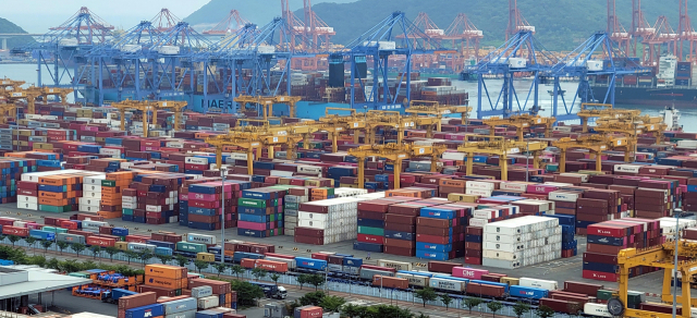 향후 중국 도시 봉쇄 해제와 러시아 제재 완화 시 기록적인 글로벌 물류대란이 재현될 우려가 제기된다. 부산항 신항 모습. 부산일보DB