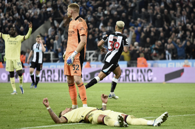 17일(한국시간) 영국 뉴캐슬의 세인트제임스 파크에서 열린 잉글랜드 프로축구 프리미어리그 뉴캐슬과 아스널의 경기에서 뉴캐슬의 브루노 기마랑이스(39번)가 골을 넣자 아스널 수비수와 골키퍼가 허탈해 하고 있다. EPA연합뉴스