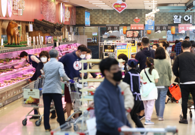 사료가격 상승, 공급 부족, 작황 부진 등 복합적 요인이 겹치며 물가가 전방위적으로 오르는 가운데 일상생활과 밀접한 먹거리와 외식물가도 고공 행진을 이어가고 있다. 서울의 한 대형마트에서 장을 보는 시민의 모습. 연합뉴스