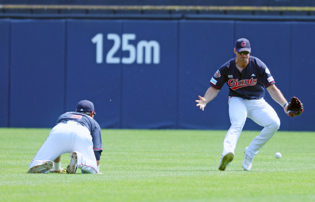 22일 서울 잠실야구장에서 열린 2022 신한은행 SOL KBO 리그 롯데 자이언츠와 두산 베어스의 경기 2회 말 2사 2루 상황에서 2루수 김민수(왼쪽)와 중견수 DJ 피터스가 두산 2번 타자 페르난데스가 친 공을 놓쳤다. 김민수는 하늘로 뜬 공을 쳐다보며 쫓아가다 공이 떨어지기 직전 수비 동작을 멈춰 두산에 1점을 허용했다. 롯데 래리 서튼 감독은 김민수를 3회 초 공격에서 배성근으로 교체했다. 연합뉴스