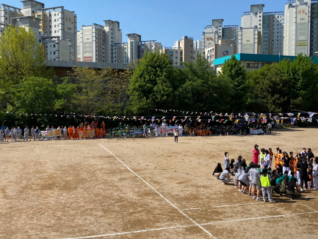 지난 4일 금정구 구서여중 운동장에서 만국기가 내걸린 가운데 학생들이 체육대회를 즐기고 있다.