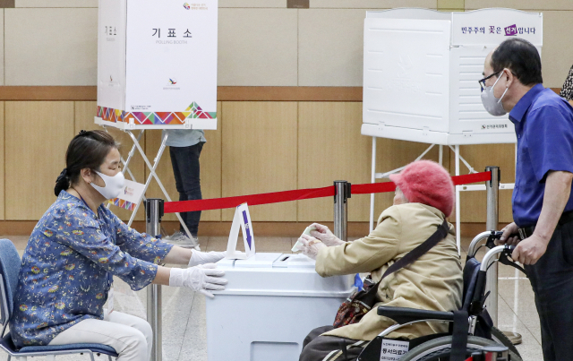 제8회 전국동시지방선거일인 1일 오후 부산 남구청에 마련된 투표소에서 유권자가 투표를 하고 있다. 김종진 기자 kjj1761@