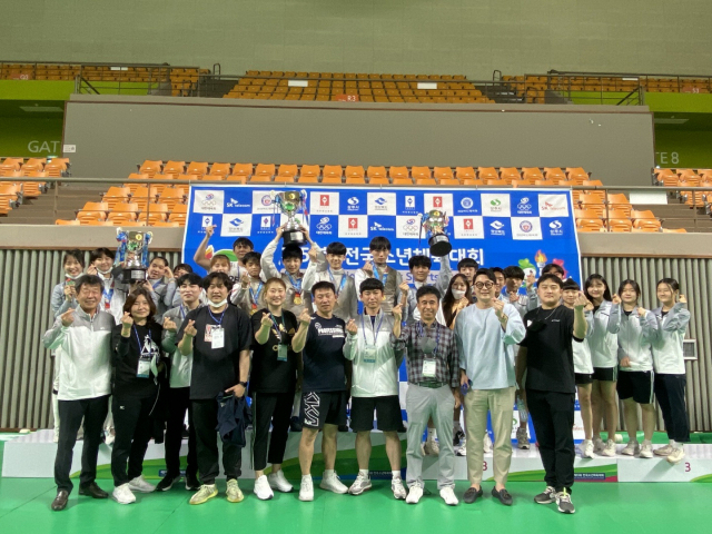 제51회 전국소년체전에서 금1, 은1, 동1개를 따낸 부산 선수단. 부산시펜싱협회 제공