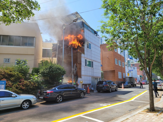 2일 오전 10시 30분께 사상구 엄궁동의 한 주택에서 불이 나 건물 일부를 불에 태웠다. 부산경찰청 제공