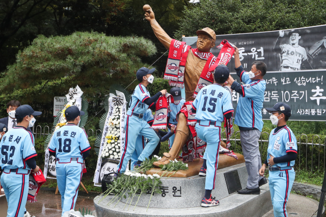 한국 프로야구와 롯데 자이언츠의 전설 고(故) 최동원의 10주기 추모 행사가 지난해 9월 14일 사직구장 앞 최동원 동상에서 열렸다. 부산일보DB